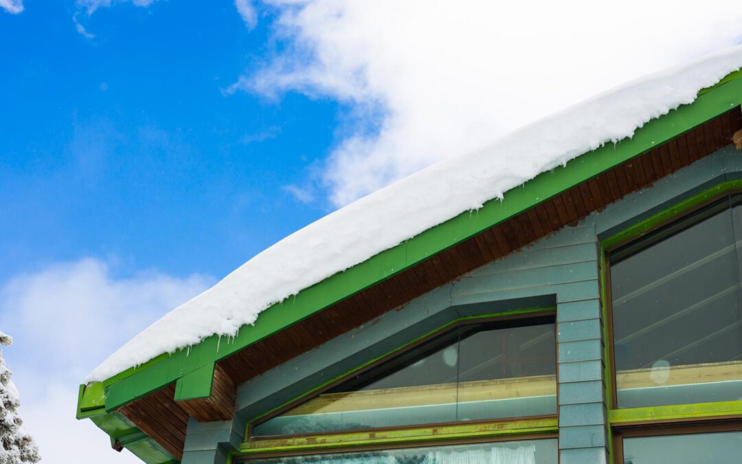 Als Eigentümer das Hausdach im Winter schützen: Dachlawinen vermeiden